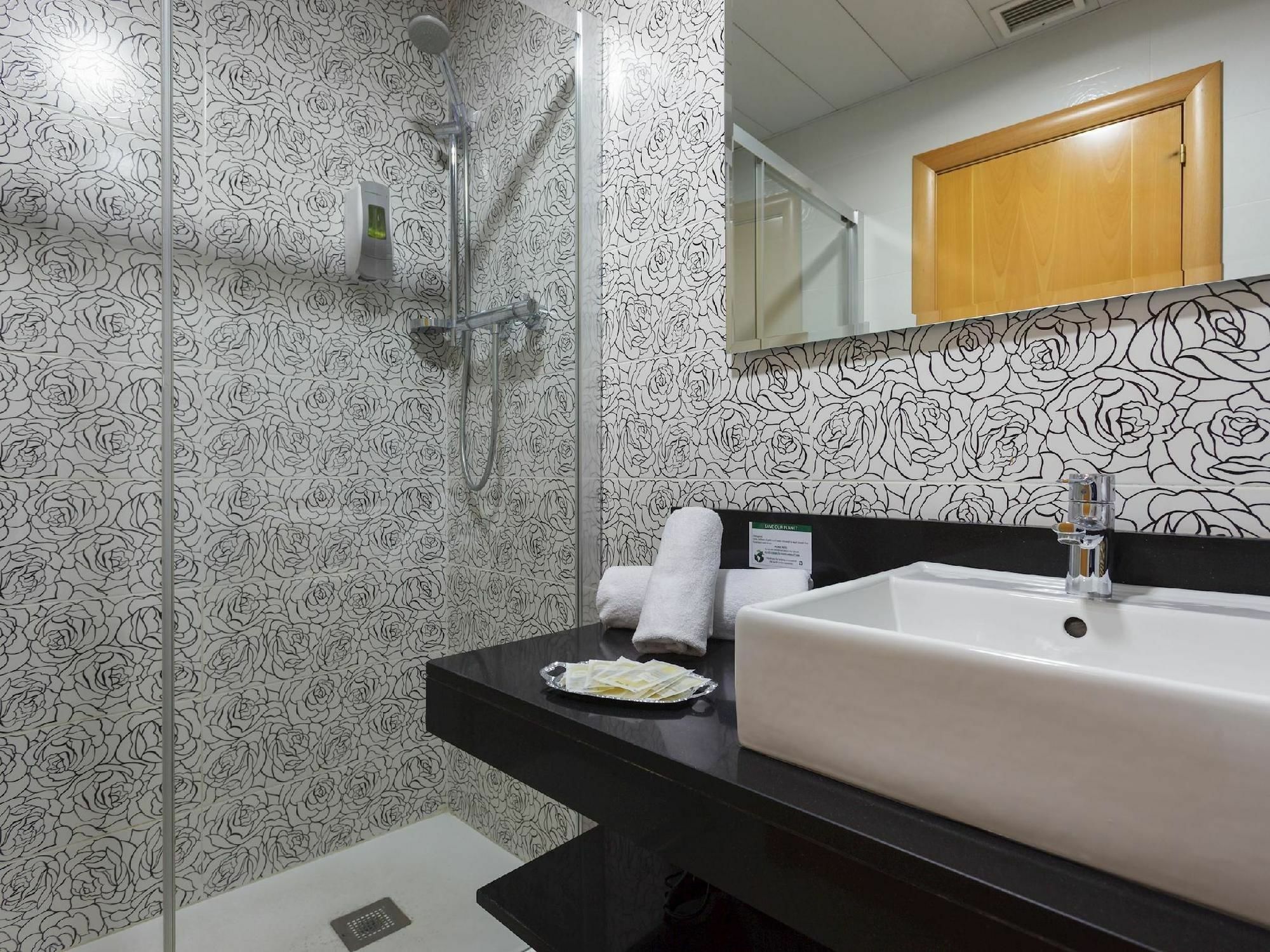 Aparthotel Rambla108 Barcelona Ngoại thất bức ảnh